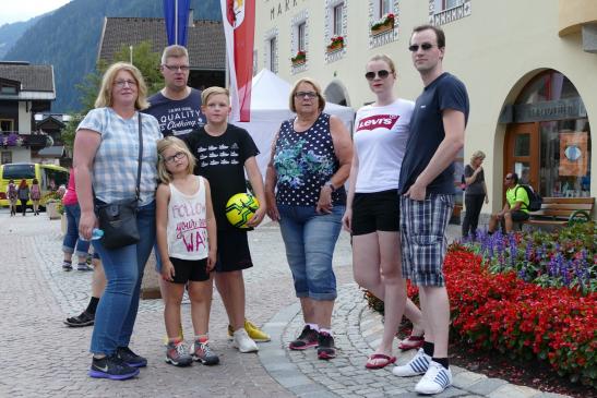 Mayrhofen - warten auf den Biker-Corso der Schürzenjäger