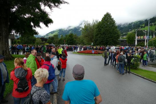 Die Wandergesellschaft trifft sich im Freizeitpark Zell