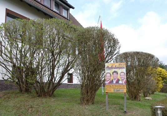 Das erste Plakat steht bei Weber's im Garten